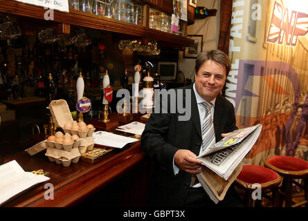 Le leader du BNP Nick Griffin, député européen, est assis au bar du pub Ace of Diamonds dans le quartier Miles Platting de Manchester, avant une conférence de presse. Banque D'Images