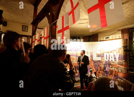 Nick Griffin, le leader du BNP, au pub Ace of Diamonds, dans le quartier Miles Platting de Manchester, lors d'une conférence de presse. Banque D'Images