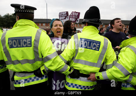 La police a retenu les manifestants à l'extérieur du pub Ace of Diamonds, dans le quartier Miles Platting de Manchester, où le leader du BNP, Nick Griffin, a tenu aujourd'hui une conférence de presse. Banque D'Images