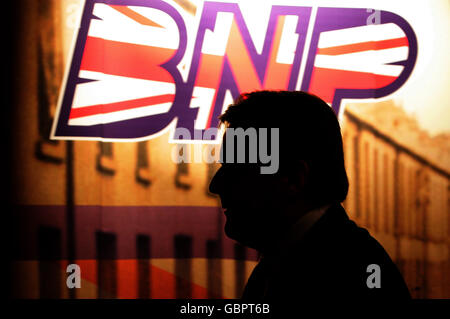 Nick Griffin, le leader du BNP, au pub Ace of Diamonds, dans le quartier Miles Platting de Manchester, lors d'une conférence de presse. Banque D'Images