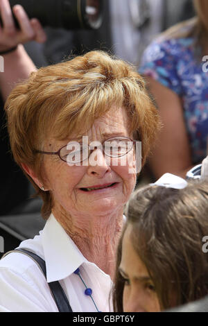 Des milliers de victimes de survivantes d'abus institutionnels, y compris Miriam Doran (à droite) lors des manifestations silencieuses à la mémoire des victimes dans le centre-ville de Dublin jusqu'à la Dail. Banque D'Images