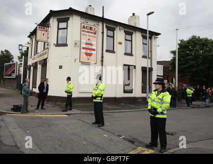 Une vue générale du pub Ace of Diamonds dans le quartier Miles Platting de Manchester, avant une conférence de presse par le leader du BNP Nick Griffin. Banque D'Images