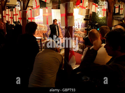 Nick Griffin, le leader du BNP, lors d'une conférence de presse au pub Ace of Diamonds dans le quartier Miles Platting de Manchester. Banque D'Images