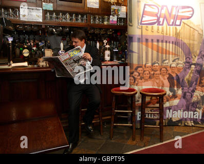 AUTRE RÉCOLTE. Nick Griffin, le leader du BNP, est assis au bar du pub Ace of Diamonds dans le quartier Miles Platting de Manchester, en prévision d'une conférence de presse. Banque D'Images