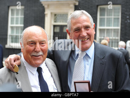 Jimmy Greaves et Norman Hunter, avec leurs médailles, présentés par le Premier ministre Gordon Brown pour avoir représenté leur pays à la coupe du monde 1966. Banque D'Images