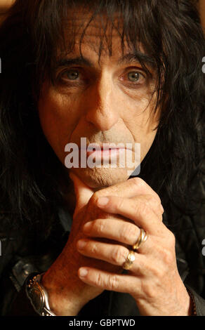 Le chanteur Alice Cooper participe au Saint James Hotel and Club pour promouvoir sa nouvelle tournée « Theatre of Death » dans le centre de Londres. Banque D'Images