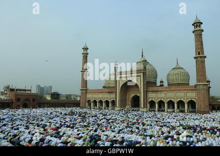 New Delhi, Inde. 6 juillet 2016. Photo de Jama Masjid à l'occasion de l'Eid. Les gens prient à la Mosquée de Jama Masjid sur l'EID après le mois Saint du Ramadan. La célèbre mosquée de Delhi - JAMA MASJID dans LE VIEUX DELHI, EN INDE Banque D'Images