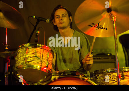 Milan, Italie. 6 juillet, 2016. Le groupe de rock alternatif britannique YAK effectue en direct à l'ouverture d'Alcatraz le spectacle des Last shadow puppets Crédit : Rodolfo Sassano/Alamy Live News Banque D'Images