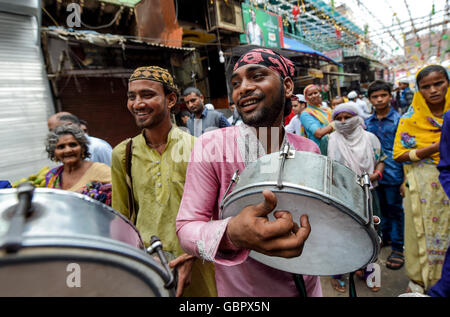 New Delhi, Inde. 7 juillet, 2016. Les interprètes chantent pour célébrer la fête sur une rue dans la vieille ville de New Delhi, Inde, le 7 juillet 2016. Les musulmans dans la plupart des régions de l'Inde a commencé à célébrer l'Aïd al-Fitr jeudi, qui marque la fin de l'Organisation islamique mois saint du Ramadan. Credit : Bi Xiaoyang/Xinhua/Alamy Live News Banque D'Images