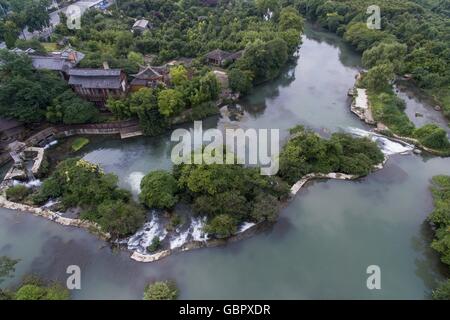 Guiyang. 25 Juin, 2016. Photo prise le 25 juin 2016 montre l'Shilihetan Wetland Park à Guiyang, capitale de la province du Guizhou en Chine du sud-ouest. La conférence annuelle mondiale Eco Forum 2016 se tiendra à Shanghai du 8 au 10 juillet. © Ou Dongqu/Xinhua/Alamy Live News Banque D'Images