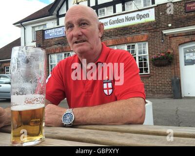 L'Essex, Royaume-Uni. 5 juillet, 2016. Pensionné Graham se trouve en face d'un pub sur Wickford, Castle Point, en pays d'Essex, Royaume-Uni, le 5 juillet 2016. Photo : Teresa Peda/dpa/Alamy Live News Banque D'Images