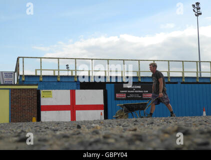 L'Essex, Royaume-Uni. 5 juillet, 2016. Un drapeau anglais, avec le rouge de la croix de Saint-Georges sur fond blanc, est attaché à la face du stade de football de Southend, Castle Point, en pays d'Essex, Royaume-Uni, le 5 juillet 2016. Photo : Teresa Peda/dpa/Alamy Live News Banque D'Images