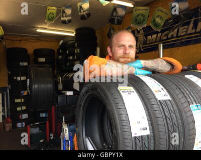 L'Essex, Royaume-Uni. 5 juillet, 2016. Vendeur pneu Sam signifie dans sa boutique sur Wickford, Castle Point, en pays d'Essex, Royaume-Uni, le 5 juillet 2016. Photo : Teresa Peda/dpa/Alamy Live News Banque D'Images