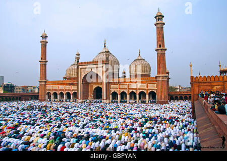 New Delhi, Inde. 7 juillet, 2016. 000 musulmans se rassemblent à Jama Masjid, New Delhi pour assister à l'Eid al-fitr. Credit : Mohak Mehta/Alamy Live News Banque D'Images