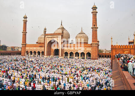 New Delhi, Inde. 7 juillet, 2016. Eid Mubarak, les musulmans ont assisté à l'Eid al-Fitr prières aujourd'hui à crédit : Jama Masjid Mohak Mehta/Alamy Live News Banque D'Images