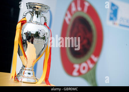 Cologne, Allemagne. 07Th Juillet, 2016. Une contrefaçon de la coupe du Championnat d'Europe se dresse sur une table durina d'une conférence de presse au bureau de douane centrale de Cologne à Cologne, Allemagne, 07 juillet 2016. Les agents des douanes à l'aéroport de Cologne/Bonn a découvert le trophée dans un envoi de Shanghai et s'en empare. Photo : MARIUS BECKER/dpa/Alamy Live News Banque D'Images