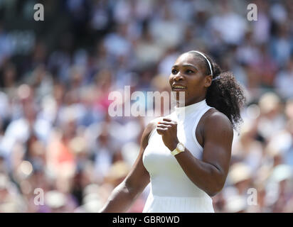 Londres, Royaume-Uni. 7 juillet, 2016. Serena Williams, de l'célèbre après la demi-finale dames avec Elena Vesnina de Russie au jour 10 aux championnats 2016 de Wimbledon à Londres, Angleterre le 7 juillet 2016. Serena Williams avancé pour la finale après avoir battu Elena Vesnina avec 6-2, 6-0 en 48 minutes. Credit : Han Yan/Xinhua/Alamy Live News Banque D'Images