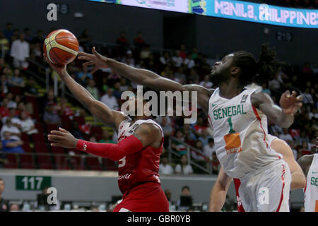 Pasay City, Philippines. 7 juillet, 2016. Muhammed Ali (L) de la Turquie va jusqu'à tirer au cours de tournoi de qualification olympique de la FIBA à Pasay City, Philippines, le 7 juillet 2016.La Turquie a gagné 68-62. © Rouelle Umali/Xinhua/Alamy Live News Banque D'Images