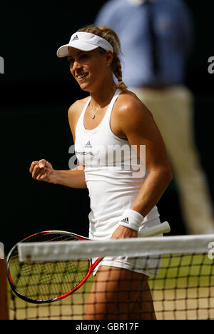 Londres, Royaume-Uni. 07Th Juillet, 2016. All England Lawn Tennis et croquet Club, Londres, Angleterre. Tennis de Wimbledon le jour 11. Nombre de graines 8 Venus Williams (USA) Nombre 4 Angelique Kerber de semences (GER). Kerber célèbre à la fin du match. Credit : Action Plus Sport Images/Alamy Live News Banque D'Images