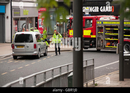 Darlington,UK.7 juillet,2016. Police et pompiers travaillant sur les lieux de l'accident mortel à la Halifax Bank à Northgate. @David Dixon /Alamy live news Banque D'Images