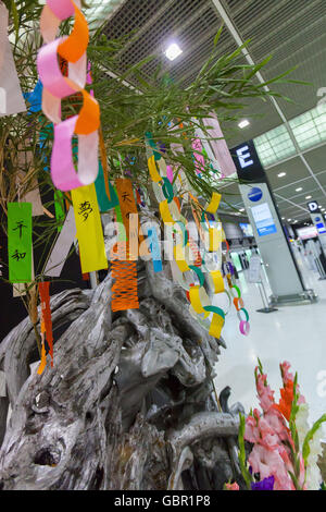 Chiba, Japon. 7 juillet, 2016. De nombreuses bandes de papier coloré (Tanzaku) accrocher sur les tiges de bambou à l'Aéroport International de Narita, le 7 juillet 2016, Chiba, Japon. La célébration annuelle de Tanabata a eu lieu depuis l'ère Edo et commémore la légende des deux amants séparés par la Voie lactée qui seulement se réunissent une fois par an, le septième jour du septième mois. © Rodrigo Reyes Marin/AFLO/Alamy Live News Banque D'Images