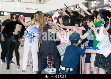 Chiba, Japon. 7 juillet, 2016. Les membres de l'American girl en cinq pièces Cinquième groupe salue l'harmonie fans dès leur arrivée à l'Aéroport International de Narita, le 7 juillet 2016, Chiba, Japon. Cinquième harmonie sont au Japon pour la première fois de promouvoir leur nouvelle chanson du travail à domicile. Cinquième Harmonie a volé 25 heures de sau paulo au Japon après la fin de leur tournée en Amérique du Sud. Credit : Rodrigo Reyes Marin/AFLO/Alamy Live News Banque D'Images