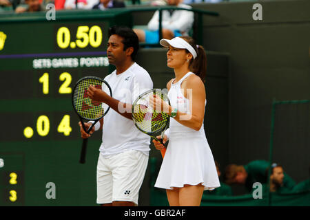 London, UK 07th Juillet, 2016 All England Lawn Tennis et croquet Club, Londres, Angleterre. Tennis de Wimbledon le jour 11. Double mixte troisième match entre Leander Paes (IND) et Martina Hingis (SUI) et Henri Kontinen (FIN) et Heather Watson (GBR). Paes et Hingis entre des points. Credit : Action Plus Sport Images/Alamy Live News Banque D'Images