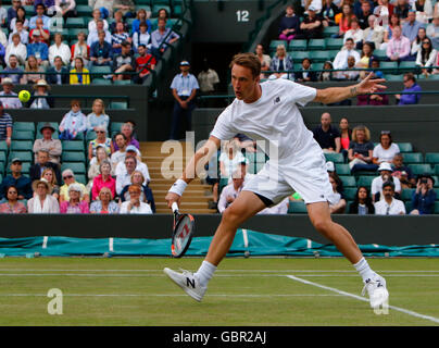 London, UK 07th Juillet, 2016 All England Lawn Tennis et croquet Club, Londres, Angleterre. Tennis de Wimbledon le jour 11. Double mixte troisième match entre Leander Paes (IND) et Martina Hingis (SUI) et Henri Kontinen (FIN) et Heather Watson (GBR). Salves Kontinen au filet. Credit : Action Plus Sport Images/Alamy Live News Banque D'Images