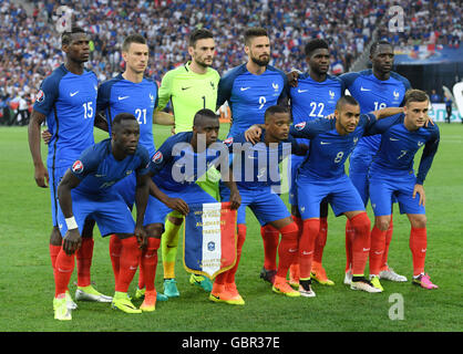 Marseille, France. 07Th Juillet, 2016. L'équipe de soccer de la France pose pour une photo de l'équipe au cours de l'UEFA EURO 2016 football match de demi-finale entre l'Allemagne et la France au Stade Vélodrome à Marseille, France, 07 juillet 2016. Première rangée, de gauche à droite : Bacary Sagna, Blaise Matuidi, Patrice Evra, Dimitri Payet, Antoine Griezmann. Deuxième rangée, de gauche à droite : Paul Pogba, Laurent Koscielny, gardien Hugo Lloris, Olivier Giroud, Samuel Umtiti, Moussa Sissoko. Photo : Arne Dedert/dpa/Alamy Live News Banque D'Images