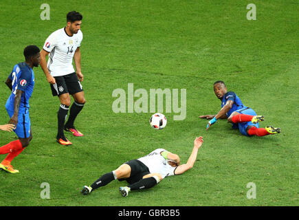 Marseille, France. 07Th Juillet, 2016. L'Allemagne Emre Can (2-L)) et Bastian Schweinsteiger (avant) et Samuel Umtiti (L) et Patrice Evra de France vie de la balle pendant l'UEFA EURO 2016 football match de demi-finale entre l'Allemagne et la France au Stade Vélodrome à Marseille, France, 07 juillet 2016. Photo : Christian Charisius/dpa/Alamy Live News Banque D'Images