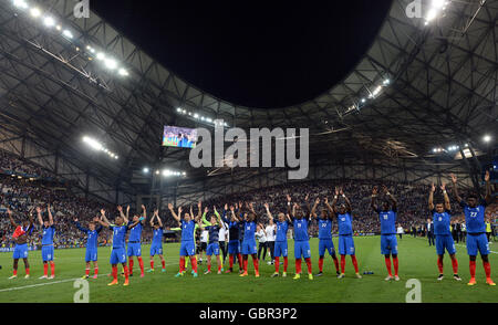 Marseille, France. 07Th Juillet, 2016. Les joueurs de France célèbrent après avoir remporté l'UEFA EURO 2016 football match de demi-finale entre l'Allemagne et la France au Stade Vélodrome à Marseille, France, 07 juillet 2016. Photo : Federico Gambarini/dpa/Alamy Live News Banque D'Images