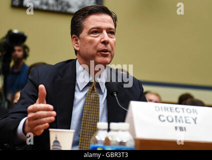 Washington, DC, USA. 7 juillet, 2016. Le Directeur du FBI américain James Comey témoigne devant le Comité de surveillance de la maison au cours de l'enquête sur le système de courriel d'Hillary Clinton, sur la colline du Capitole à Washington, DC, la capitale des États-Unis, le 7 juillet 2016. Le Directeur du FBI américain James Comey le jeudi a défendu sa décision de ne pas recommander d'accusation contre Hillary Clinton, mais a réfuté plusieurs de ses déclarations pour justifier l'utilisation de la configuration de la messagerie privée en tant que secrétaire d'état. Credit : Bao Dandan/Xinhua/Alamy Live News Banque D'Images