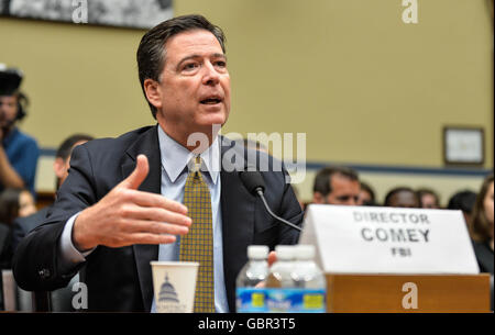 Washington, DC, USA. 7 juillet, 2016. Le Directeur du FBI américain James Comey témoigne devant le Comité de surveillance de la maison au cours de l'enquête sur le système de courriel d'Hillary Clinton, sur la colline du Capitole à Washington, DC, la capitale des États-Unis, le 7 juillet 2016. Le Directeur du FBI américain James Comey le jeudi a défendu sa décision de ne pas recommander d'accusation contre Hillary Clinton, mais a réfuté plusieurs de ses déclarations pour justifier l'utilisation de la configuration de la messagerie privée en tant que secrétaire d'état. Credit : Bao Dandan/Xinhua/Alamy Live News Banque D'Images
