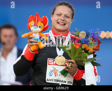 Amsterdam, Pays-Bas. 07Th Juillet, 2016. Christiana Schwanitz d'Allemagne affiche sa médaille d'or pour le lancer du poids à l'athlétisme au Stade olympique à Amsterdam, Pays-Bas, 07 juillet 2016. Photo : Michael Kappeler/dpa/Alamy Live News Banque D'Images