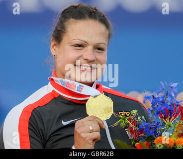 Amsterdam, Pays-Bas. 07Th Juillet, 2016. Christiana Schwanitz d'Allemagne affiche sa médaille d'or pour le lancer du poids à l'athlétisme au Stade olympique à Amsterdam, Pays-Bas, 07 juillet 2016. Photo : Michael Kappeler/dpa/Alamy Live News Banque D'Images