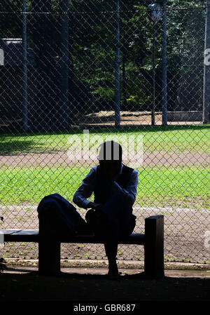 Tokyo, Japon. 8 juillet, 2016. La silhouette d'un homme d'affaires peut être vu à Ueno Park au cours d'une journée ensoleillée à Tokyo au Japon le 7 juillet 2016. Photo par : Ramiro Agustin Vargas Tabares © Ramiro Agustin Vargas Tabares/ZUMA/Alamy Fil Live News Banque D'Images