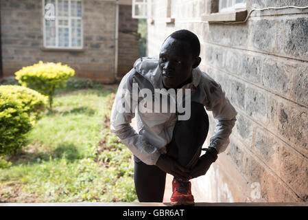 (160708) -- NAIROBI, 8 juillet 2016 (Xinhua) -- des réfugiés du Soudan du Sud sportif Paulo Amotun Lokoro de train à un camp d'entraînement près de Nairobi, Kenya, le 7 juillet 2016. Cinq coureurs de réfugiés du Sud Soudan, qui participera aux Jeux Olympiques de 2016 à Rio de Janeiro sont présentement en formation ici. 10 réfugiés du Sud Soudan, Syrie, République démocratique du Congo et l'Ethiopie s'affronteront dans des Jeux Olympiques de Rio, représentant la première équipe olympique des réfugiés (ROT) pour donner de l'espoir aux personnes déplacées par la guerre et les troubles sociaux dans le monde entier.(Xinhua/soleil Ruibo) Banque D'Images