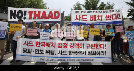 Séoul, Corée du Sud. 8 juillet, 2016. Les résidents de prendre part à une protestation contre la décision de déployer le terminal High Altitude Area Defense (THAAD), à Séoul, Corée du Sud, le 8 juillet 2016. La Corée du Sud et les États-Unis a annoncé vendredi leur décision finale pour déployer le système THAAD dans les forces américaines en Corée (USFK) en dépit d'oppositions de pays voisins. Cet établissement de crédit : Yao/Xinhua/Alamy Live News Banque D'Images