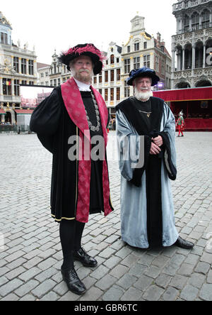 Bruxelles, Belgique. 7 juillet, 2016. Ommegang procession religieuse à Bruxelles. Bruxelles, Belgique 05/07/2016 l'Ommegang est un cortège religieux qui signifie 'rendez-vous autour d' en vieux flamand. Tous les ans début juillet, l'Ommegang parcourt le magnifique Grand Place.les anciens pavés, puis faites défiler jusqu'a vu, drapé dans toute leur splendeur et majesté, L'Empereur Charles V avec son fils le Prince Philippe d'Espagne et Duc de Brabant, et les sœurs de l'empereur, Eleanor, reine de France et de Marie d'Autriche et Reine de Hongrie, gouvernante des Pays-Bas. Credit : Leonardo Hugo Cavallo/Alamy Live New Banque D'Images