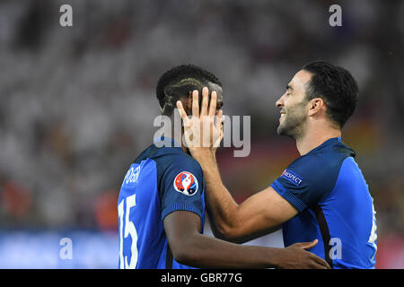 Paul Pogba labile (France) Adil Rami (France) ; Juillet 07, 2016 Football - UEFA EURO 2016 : la France, demi-finale, l'Allemagne 0-2 France à Stade Vélodrome, Marseille, France. © aicfoto/AFLO/Alamy Live News Banque D'Images