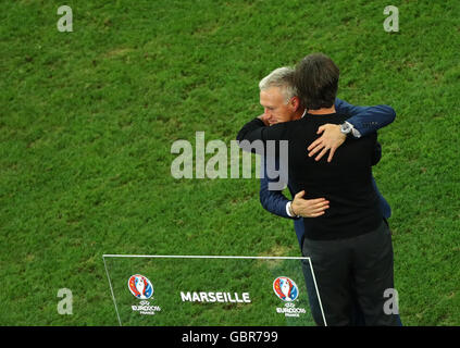 Marseille, France. 07Th Juillet, 2016. L'entraîneur-chef de l'Allemagne Joachim Loew (R) et l'entraîneur Didier Deschamps, de France hug après l'UEFA EURO 2016 football match de demi-finale entre l'Allemagne et la France au Stade Vélodrome à Marseille, France, 07 juillet 2016. Photo : Christian Charisius/dpa/Alamy Live News Banque D'Images