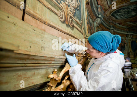 Bayreuth, Allemagne. 24 mai, 2016. Conservateur-restaurateur Friederike Labahn photographié au cours de travaux de restauration de l'Opéra Margravial à Bayreuth, Allemagne, 24 mai 2016. PHOTO : DANIEL KARMANN/DPA/Alamy Live News Banque D'Images