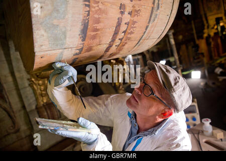 Bayreuth, Allemagne. 24 mai, 2016. Conservateur-restaurateur Andree Tesch photographié au cours de travaux de restauration de l'Opéra Margravial à Bayreuth, Allemagne, 24 mai 2016. PHOTO : DANIEL KARMANN/DPA/Alamy Live News Banque D'Images