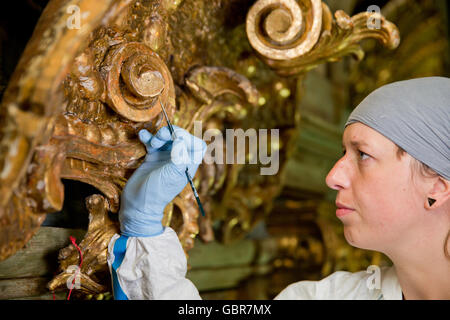 Bayreuth, Allemagne. 24 mai, 2016. Conservateur-restaurateur Anja Eichler photographié au cours de travaux de restauration de l'Opéra Margravial à Bayreuth, Allemagne, 24 mai 2016. PHOTO : DANIEL KARMANN/DPA/Alamy Live News Banque D'Images