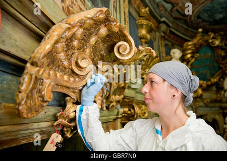 Bayreuth, Allemagne. 24 mai, 2016. Conservateur-restaurateur Anja Eichler photographié au cours de travaux de restauration de l'Opéra Margravial à Bayreuth, Allemagne, 24 mai 2016. PHOTO : DANIEL KARMANN/DPA/Alamy Live News Banque D'Images