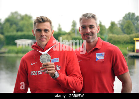 Amsterodam, Pays-Bas. 08 juillet, 2016. Décathlonien tchèque Adam Helcelet Sebastian (à gauche) pose avec la médaille d'argent de l'Athletics Championship à Amsterdam, Pays-Bas, 8 juillet 2016. Voir à droite son entraîneur Josef Karas. © Tibor Alfoldi/CTK Photo/Alamy Live News Banque D'Images