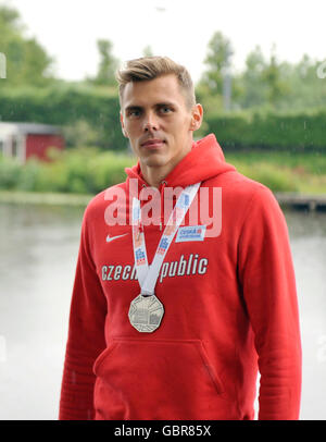 Amsterodam, Pays-Bas. 08 juillet, 2016. Décathlonien tchèque Adam Helcelet Sebastian pose avec la médaille d'argent de l'Athletics Championship à Amsterdam, Pays-Bas, 8 juillet 2016. © Tibor Alfoldi/CTK Photo/Alamy Live News Banque D'Images