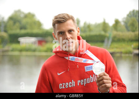 Amsterodam, Pays-Bas. 08 juillet, 2016. Décathlonien tchèque Adam Helcelet Sebastian pose avec la médaille d'argent de l'Athletics Championship à Amsterdam, Pays-Bas, 8 juillet 2016. © Tibor Alfoldi/CTK Photo/Alamy Live News Banque D'Images