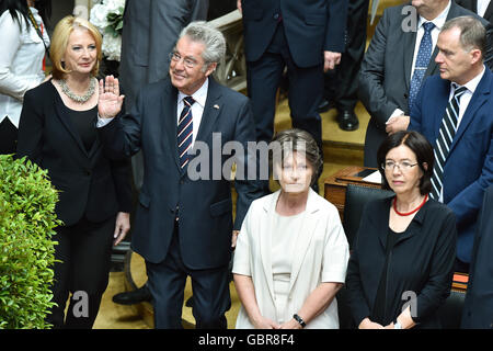 Vienne, Autriche. 8 juillet, 2016. Le Président de l'Autriche, Heinz Fischer (2L) vagues comme il marche dans l'Assemblée fédérale lors de sa retraite à Vienne, Autriche, le 8 juillet 2016. Credit : Qian Yi/Xinhua/Alamy Live News Banque D'Images