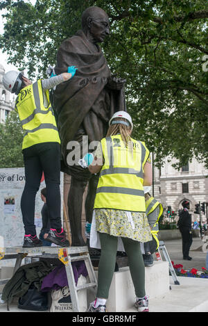 Londres, Royaume-Uni. 08 juillet, 2016. Une équipe d'entretien travaille à l'entretien de la statue de Ghandi à Parliament Square, Londres, Royaume-Uni, le 8 juillet 2016 Crédit : Alberto Pezzali/Alamy Live News Banque D'Images